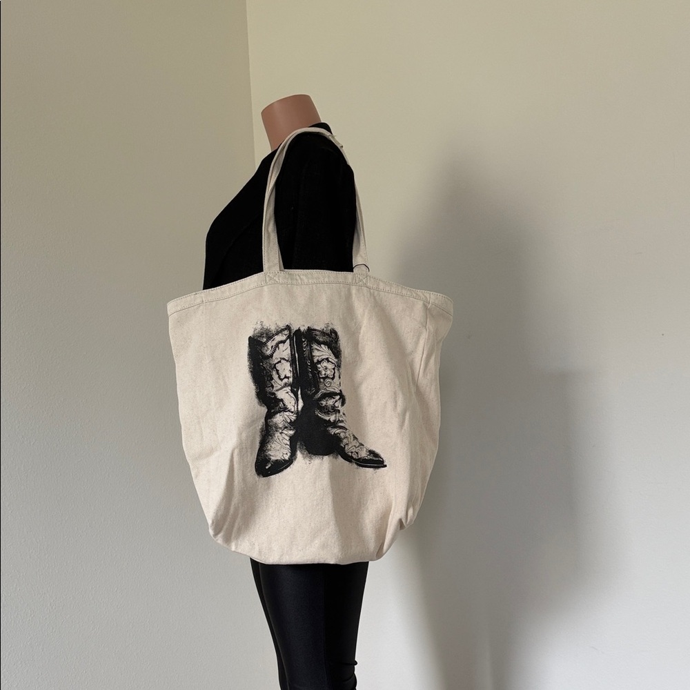 Dolce & Gabbana Cream Tote with Boot Design beige, good for travel